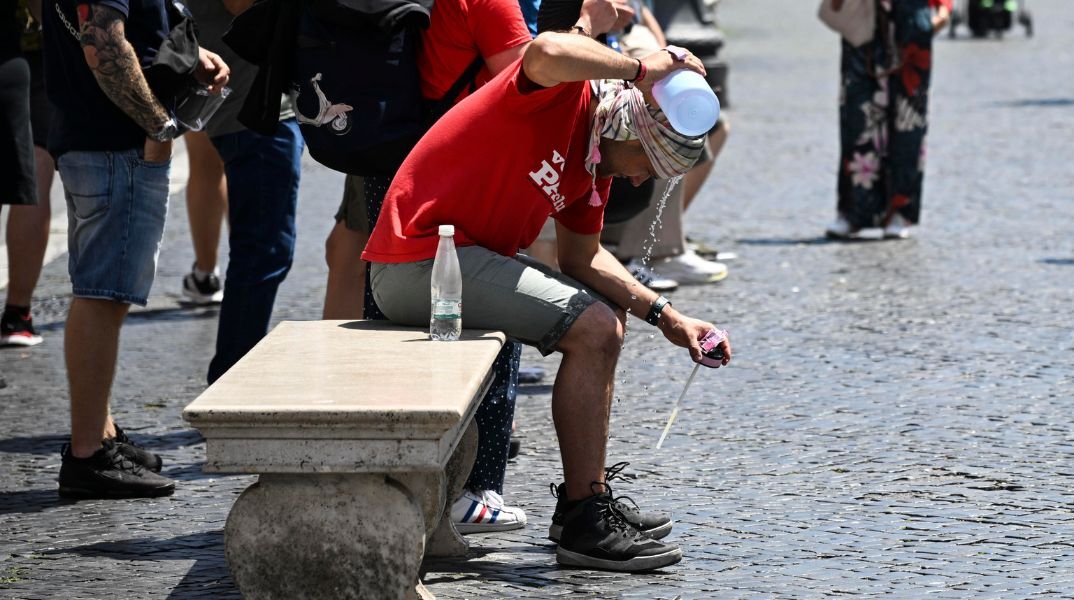 Κύμα καύσωνα πλήττει σφοδρά την Ιταλία, με πέντε θανάτους σε ένα 24ωρο - 25 πόλεις σε «κόκκινο» συναγερμό, δήμοι ανοίγουν μουσεία ως κλιματικά καταφύγια.