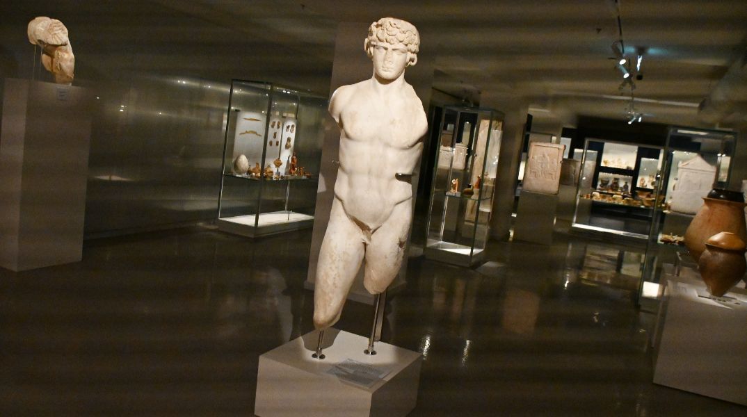 Μαρμάρινο άγαλμα Αντίνοου από τη Λέρνα 