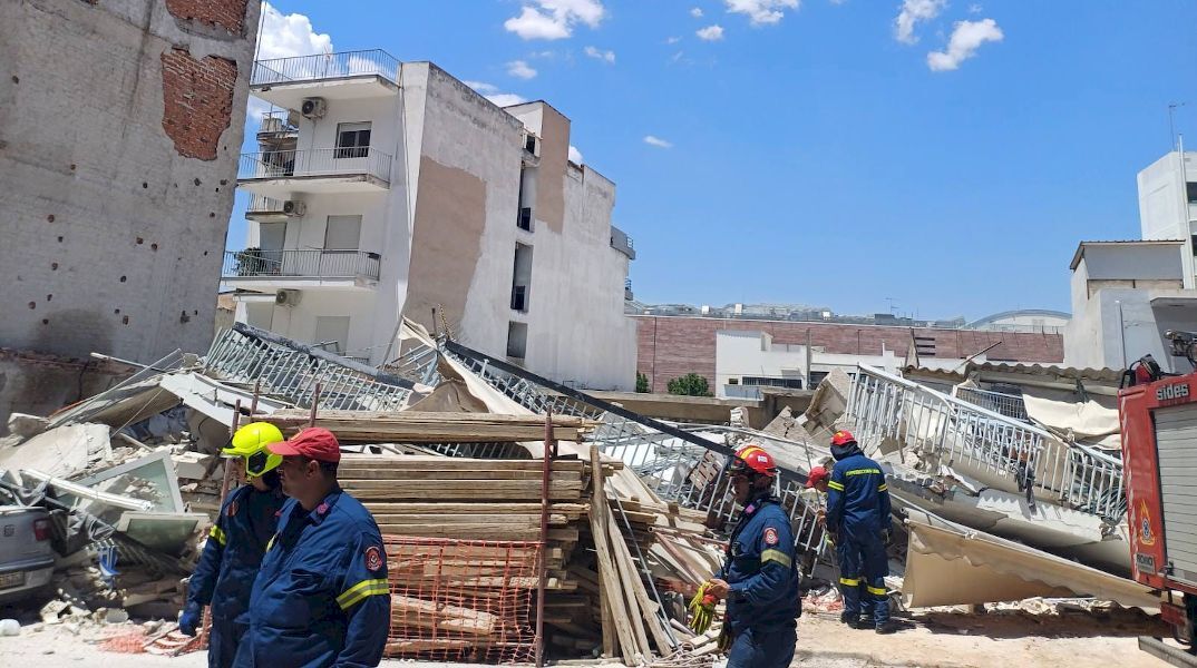 Κατέρρευσε πολυκατοικία στα Πετράλωνα - Αναφορές για εγκλωβισμένους