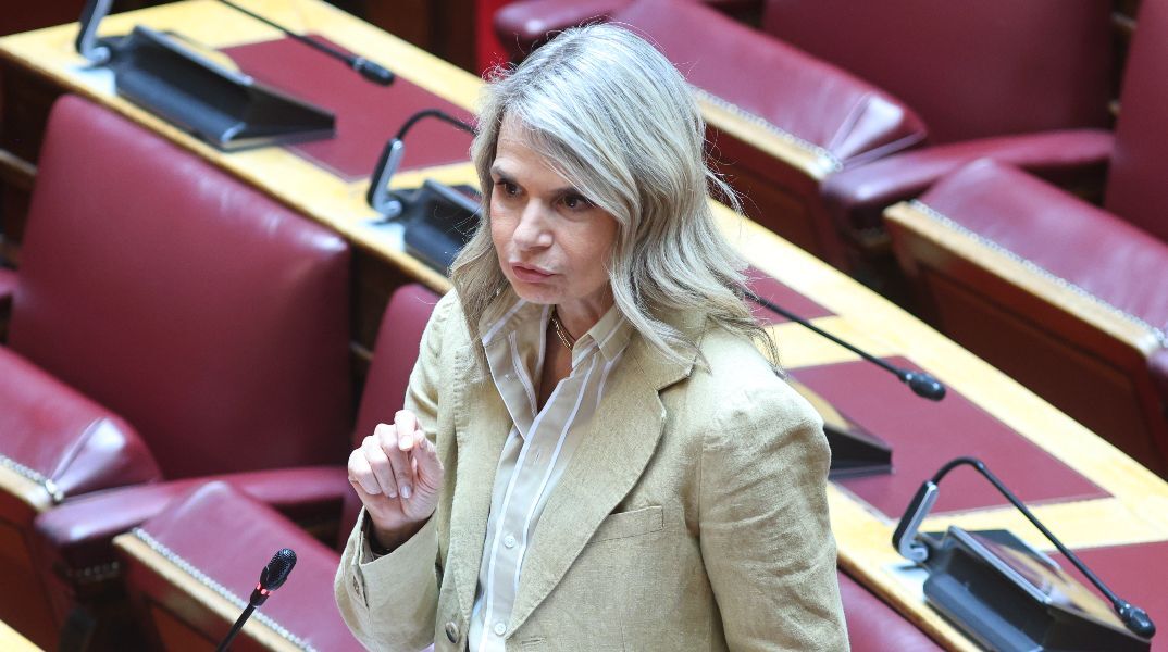 Μιλένα Αποστολάκη: Η κυβέρνηση απαλλάσσει τους πολίτες από τα χρέη αλλά όχι από τις κατασχέσεις