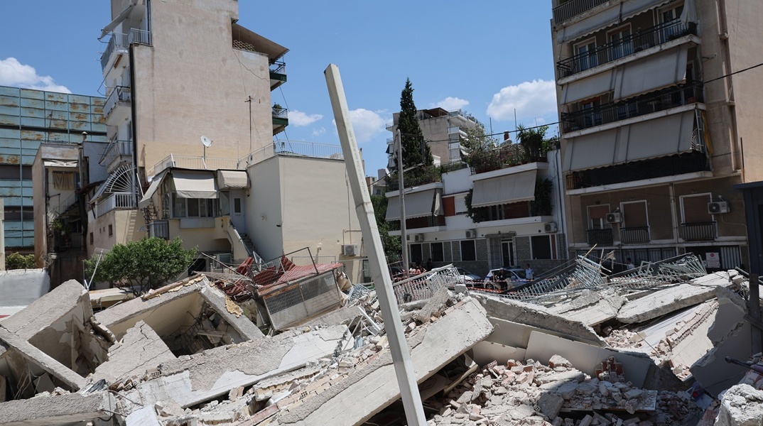 Εικόνα από την κατάρρευση της πολυκατοικίας στα Πετράλωνα