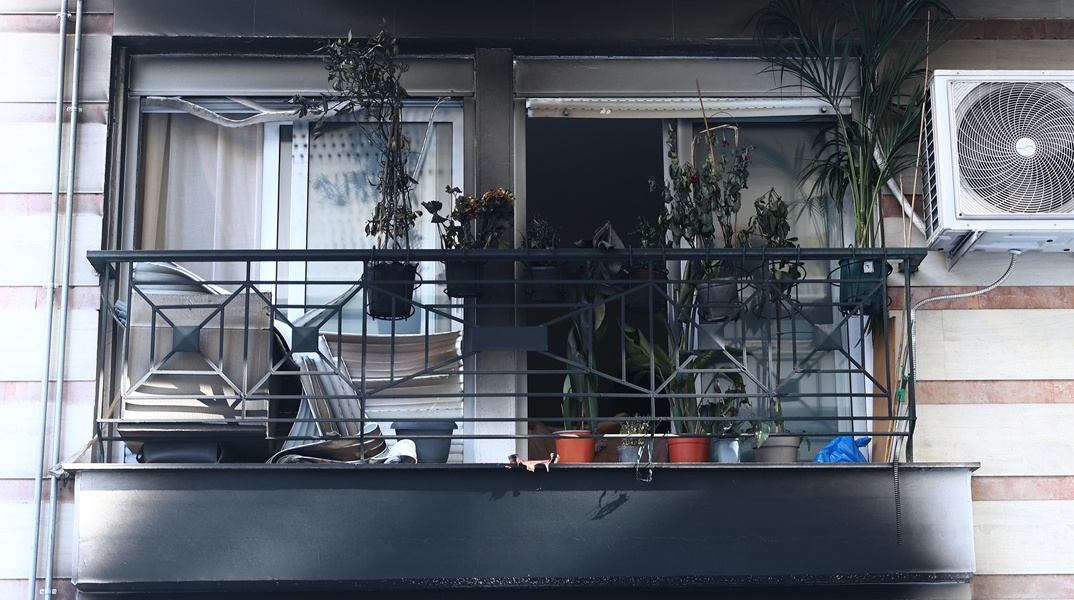 Στιγμιότυπο από την εμπρηστική επίθεση σε σπίτι στελέχους της ΝΔ στη Θεσσαλονίκη