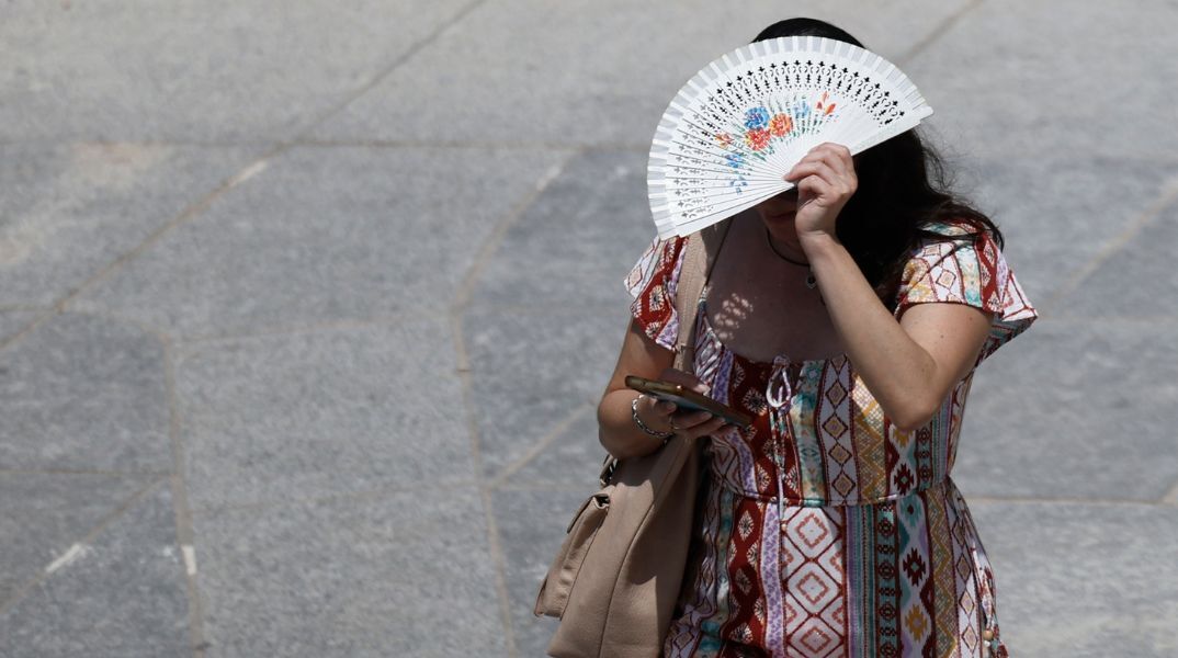 Η Βαρκελώνη επιστρατεύει την τεχνολογία ενάντια στον καύσωνα - «Έξυπνα» βραχιολάκια προστατεύουν τους εργαζόμενους σε εξωτερικούς χώρους