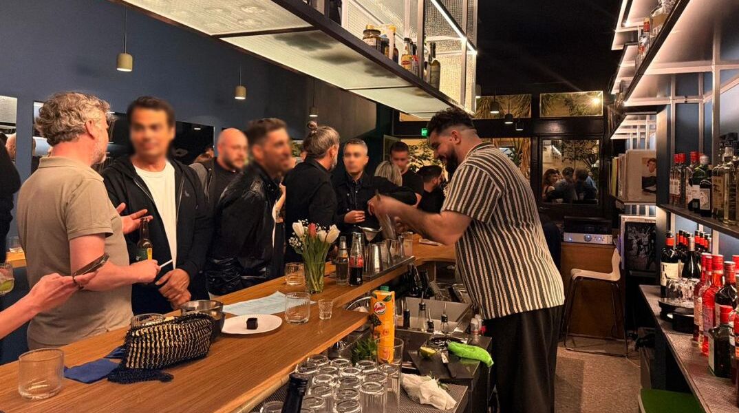 Λέγεται Διεθνές και είναι το μπαρ που μας βγάζει στην Πλατεία Αμερικής