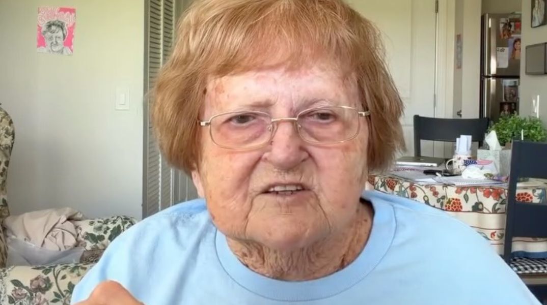 96χρονη TikToker κινδύνεψε με έξωση από γηροκομείο λόγω πάρτι - Το θέμα λύθηκε, αλλά δεν επιτρέπεται πλέον να προσφέρει αλκοόλ στους επισκέπτες.