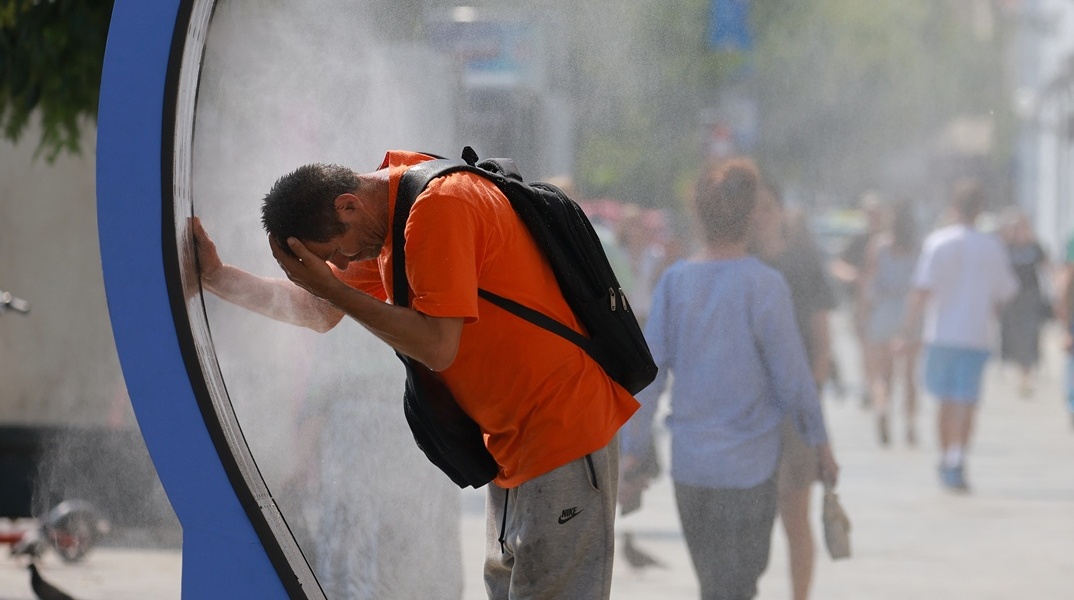 Πολίτης δροσίζεται σε αψίδα με νερό στη Ρουμανία