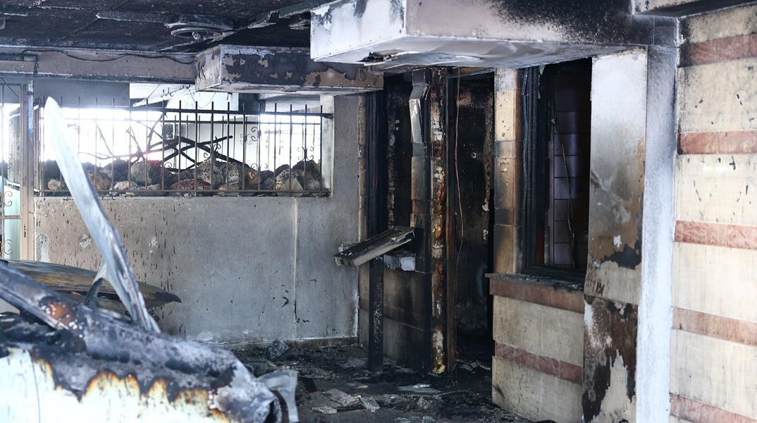Στιγμιότυπο από την εμπρηστική επίθεση στη Θεσσαλονίκη