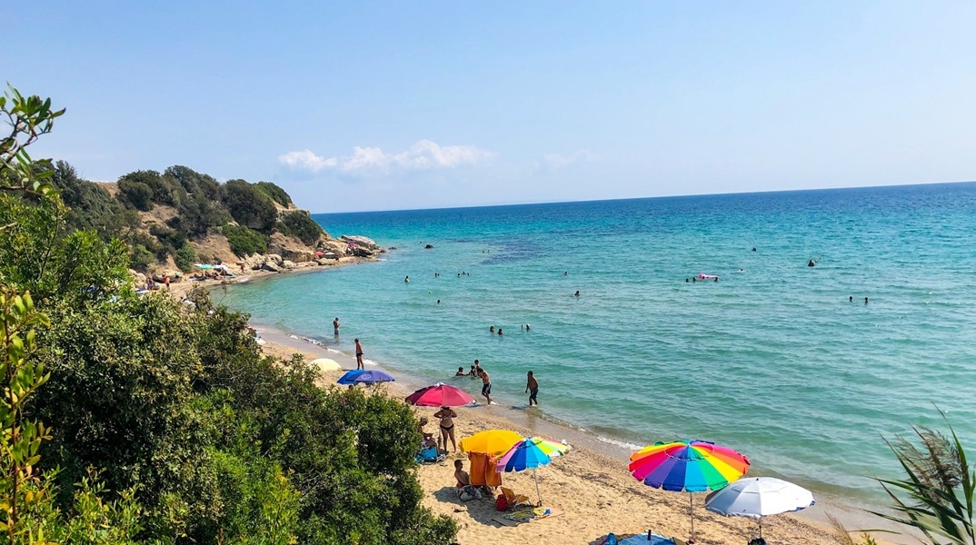 Λουόμενοι σε παραλία 