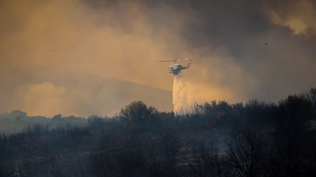 Ελικόπτερο της πυροσβεστικής επιχειρεί για την κατάσβεση φωτιάς