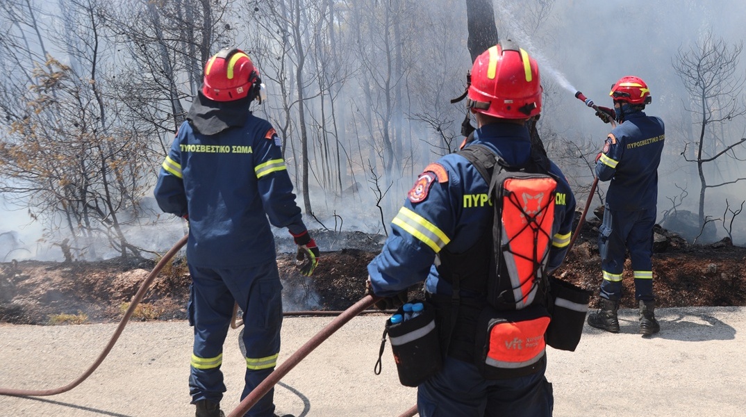 Πυροσβέστες σε επιχείρηση κατάσβεσης φωτιάς