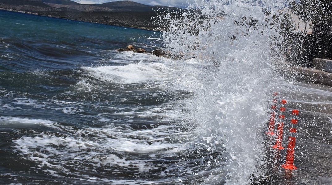 Ισχυροί άνεμοι σε λιμάνι 