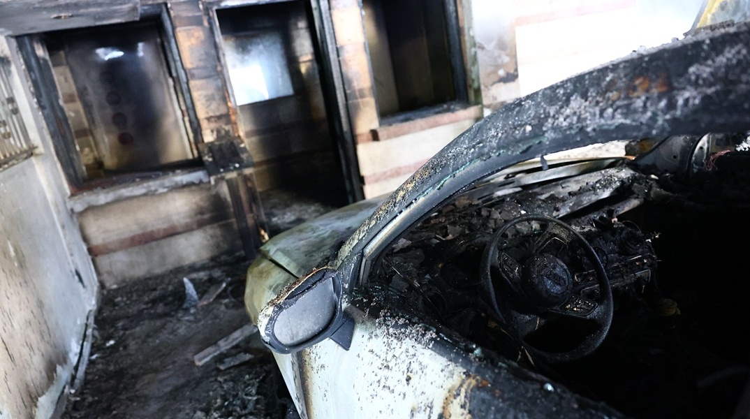 Εικόνα από την εμπρηστική επίθεση στην πολυκατοικία όπου διαμένει η οικογένεια Νέστορα στη Θεσσαλονίκη