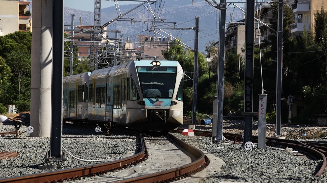 Τρένο στις σιδηροδρομικές γραμμές