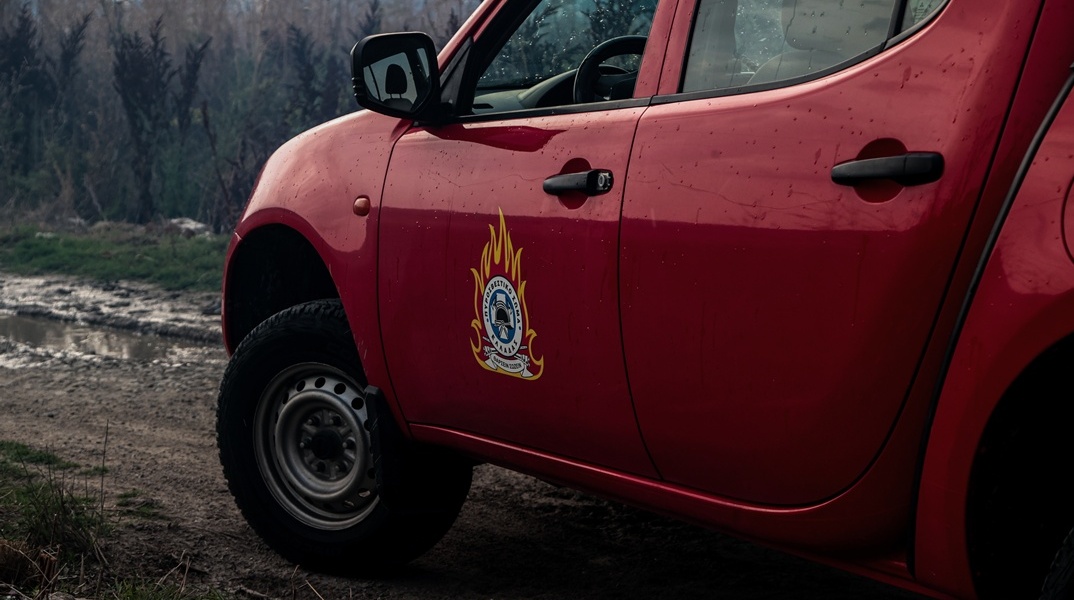 Όχημα της Πυροσβεστικής σε σημείο όπου πέρασε φωτιά