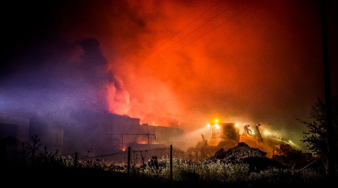 Στις φλόγες βιοτεχνία στο Ωραιόκαστρο - Αναφορές για καμένα σπίτια