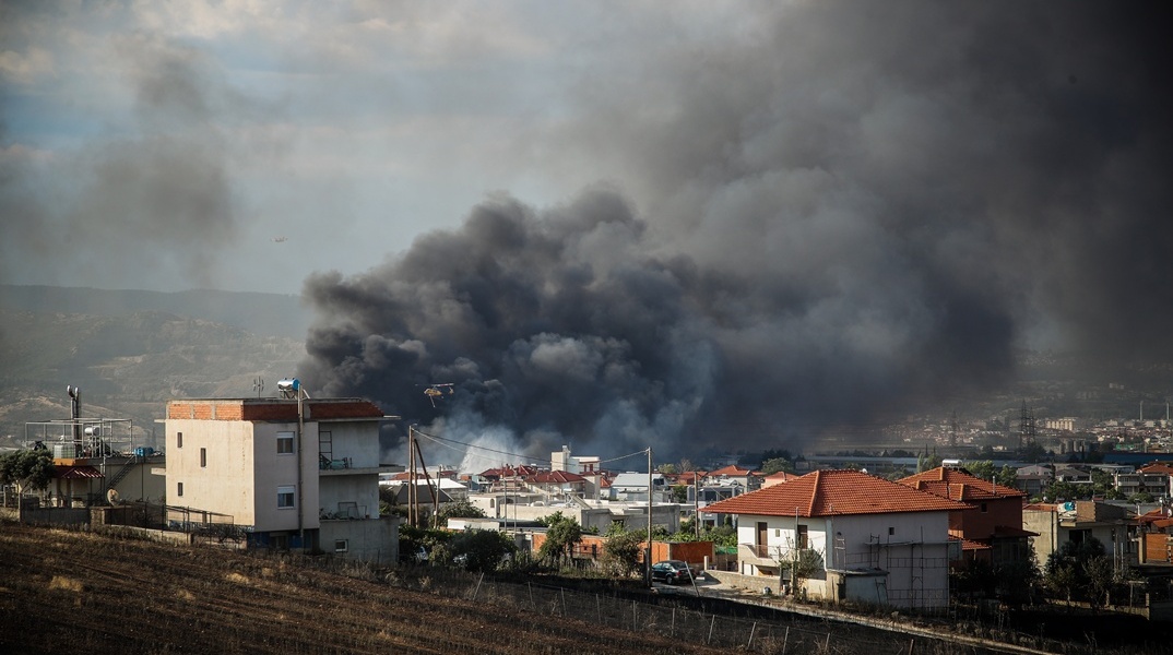 Καπνοί από τη φωτιά στο Ωραιόκαστρο Θεσσαλονίκης