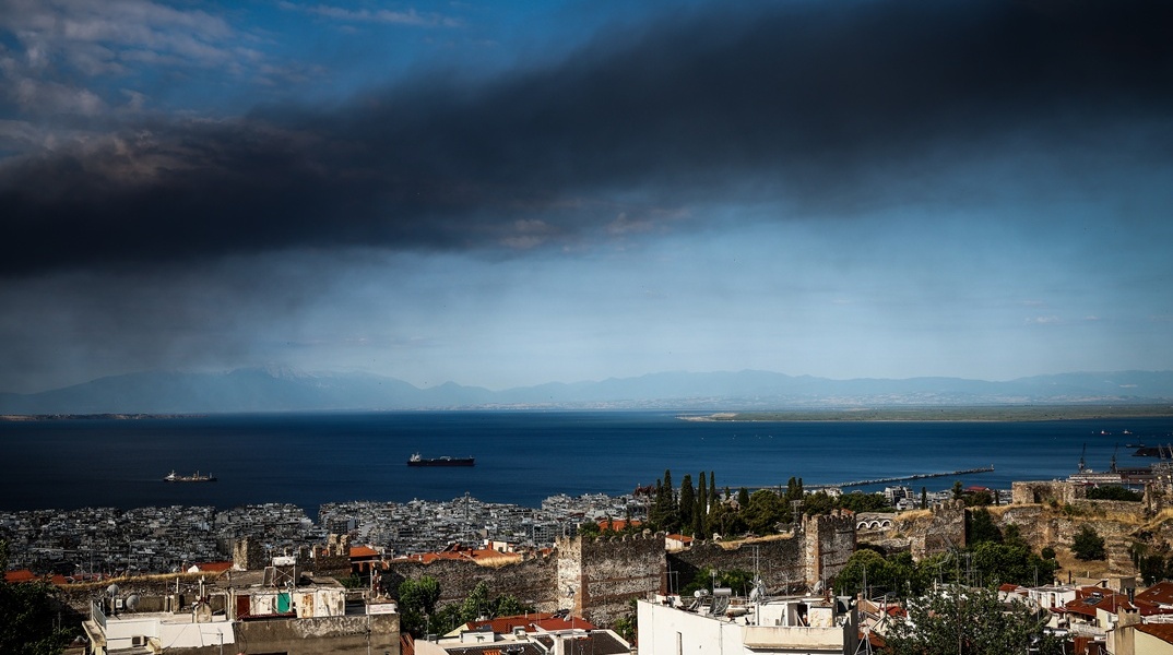 Τοξικό νέφος πάνω από τη Θεσσαλονίκη από τη φωτιά στο Ωραιόκαστρο - Δείτε εικόνες