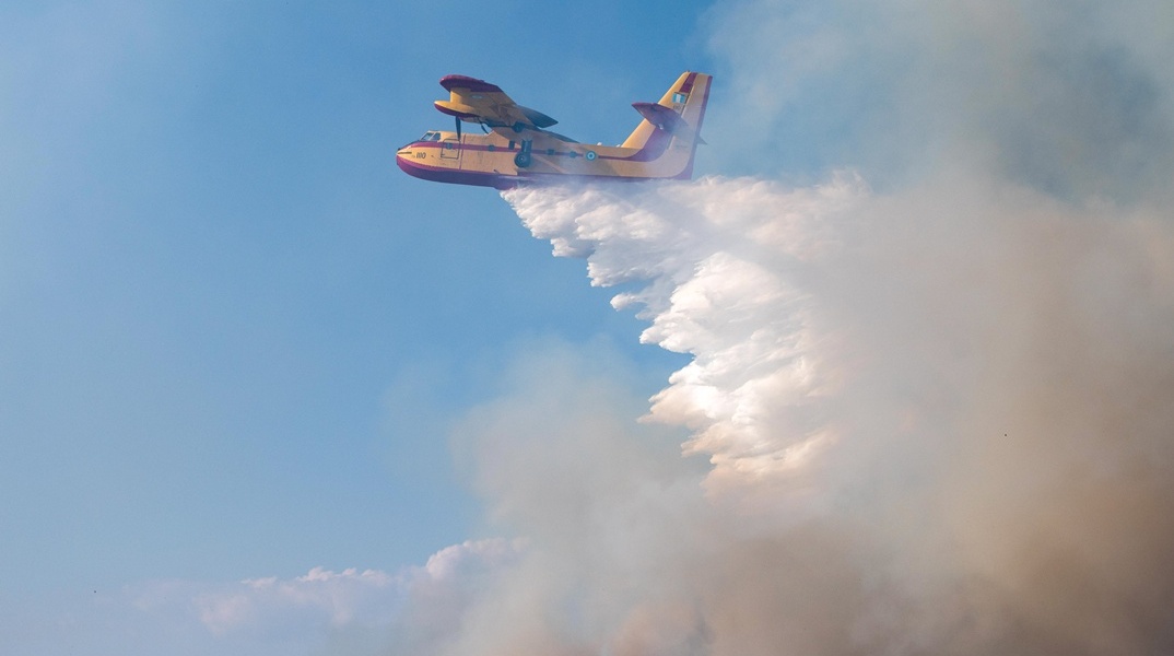 Canadair επιχειρεί για την κατάσβεση φωτιάς