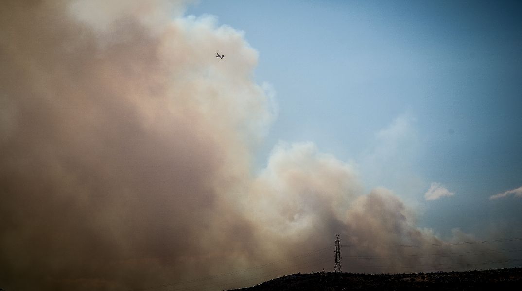 Επεκτάθηκε η φωτιά στην Οινόη - Πού έχει διακοπεί η κυκλοφορία