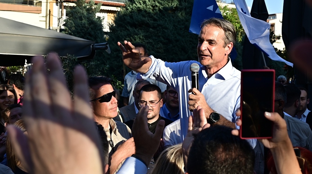 Ο Κυριάκος Μητσοτάκης σε πλήθος στο Αιγάλεω