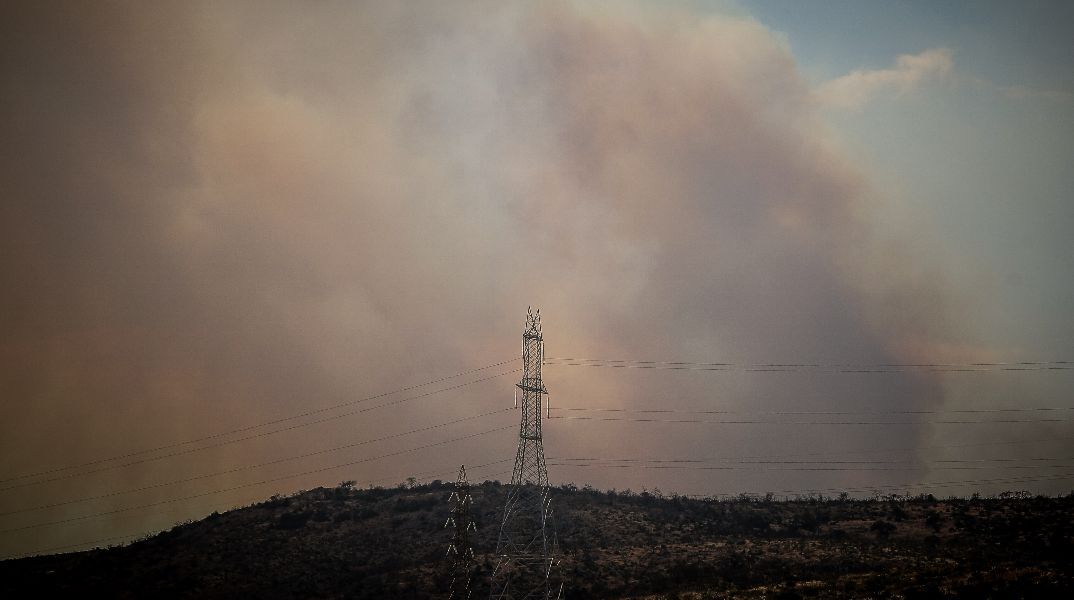 Μεγάλη πυρκαγιά στην Οινόη: Καίγεται δασική έκταση - Κλειστή η παλαιά Εθνική Οδός Ελευσίνας - Θηβών