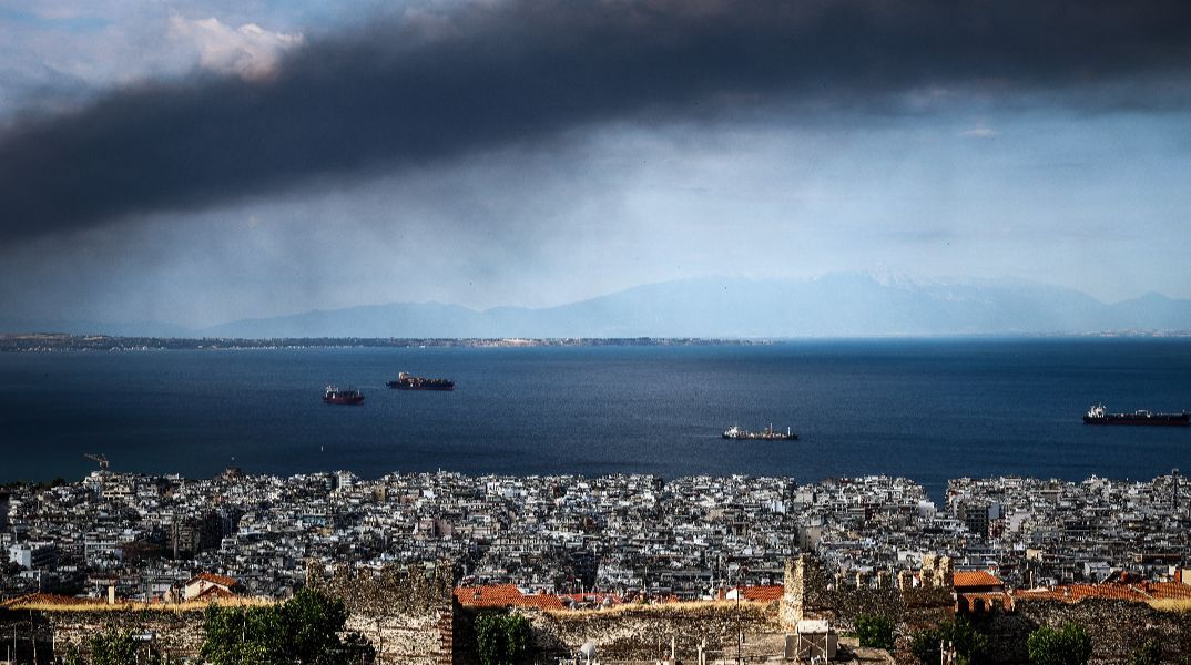AtmoHub: Το τοξικό νέφος από τη φωτιά στο Ωραιόκαστρο μπορεί να φτάσει μέχρι την Εύβοια