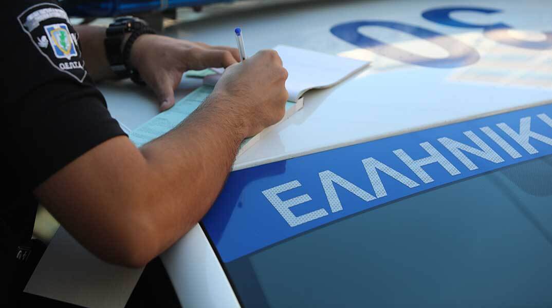 Αστυνομικός της Τροχαίας κόβει κλήσεις στο μπλοκάκι