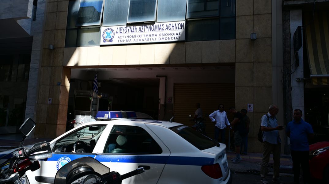 Υπόθεση βιασμού 19χρονης στην Ομόνοια: Ο εισαγγελέας πρότεινε την αθώωση των 3 αστυνομικών λόγω αμφιβολιών