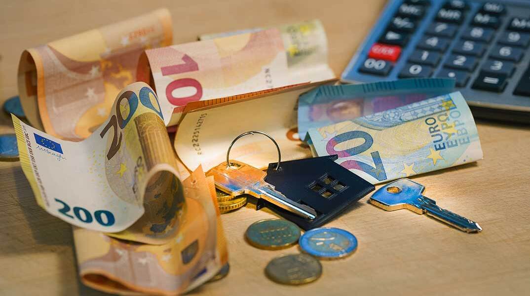 Χαρτονομίσματα ευρώ, κλεδιά σπιτιού και κομπιουτεράκι