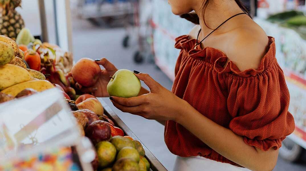 Γυναίκα ψωνίζει φρούτα στο σούπερ μάρκετ