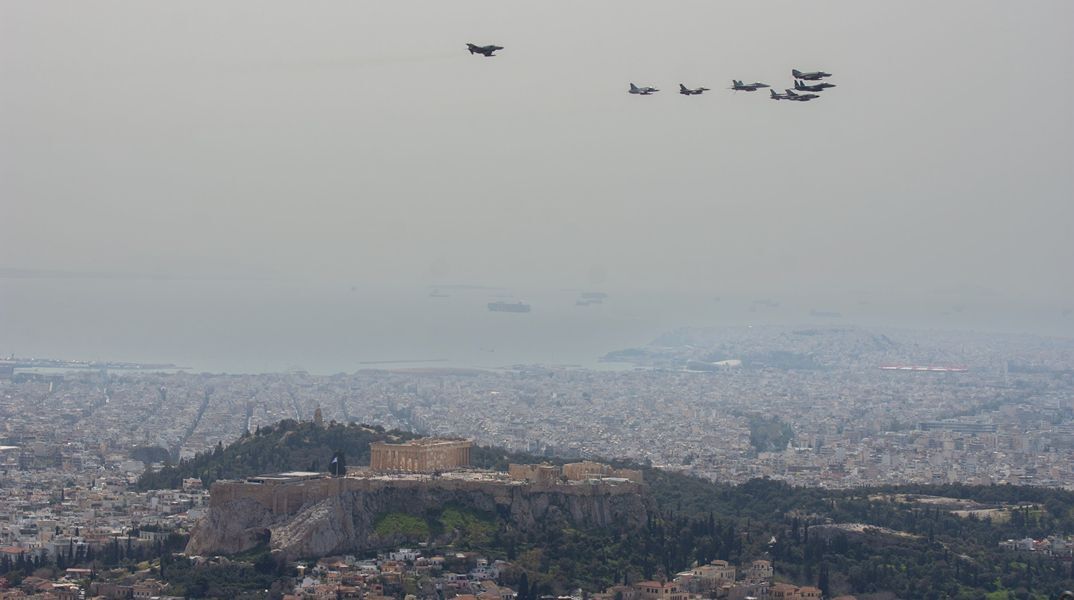 Γιατί πετούν μαχητικά αεροσκάφη σήμερα στην Αθήνα