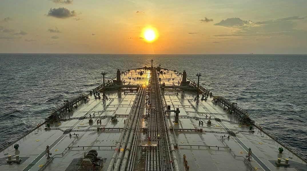 Δεξαμενόπλοιο μεταφέρει πετρέλαιο