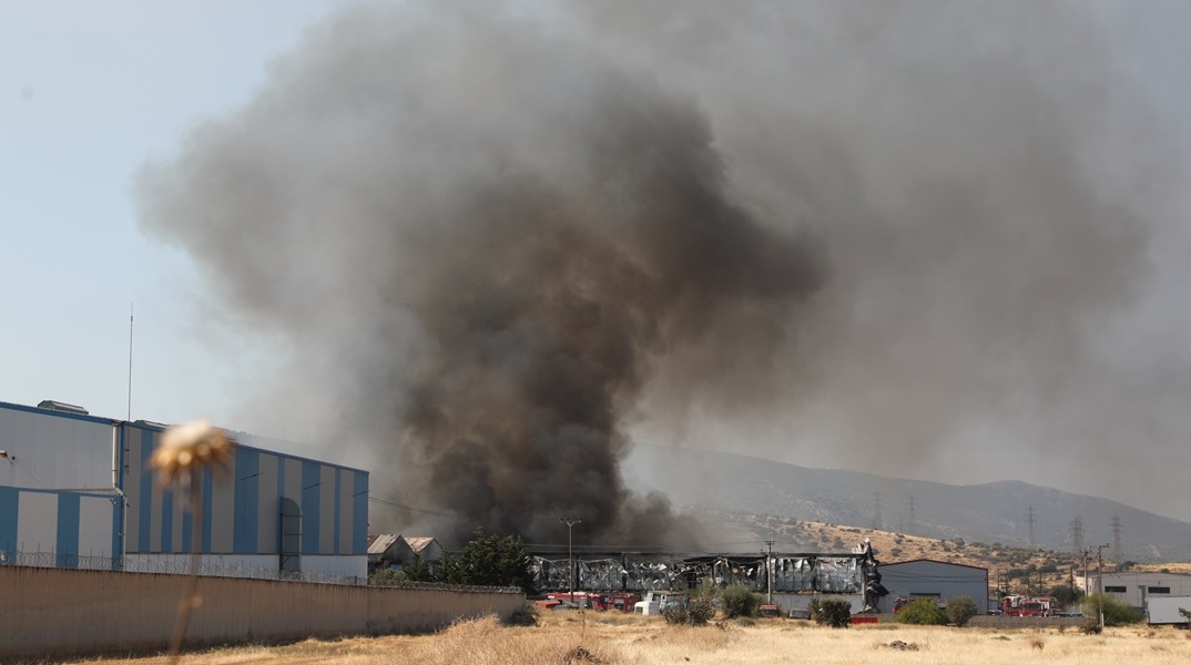 Φωτιά στον Ασπρόπυργο: Στους 6 οι τραυματίες, δύο διασωληνωμένοι
