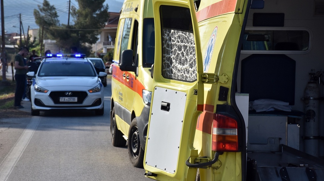 Ασθενοφορο και περιπολικό σε τόπο τροχαίου