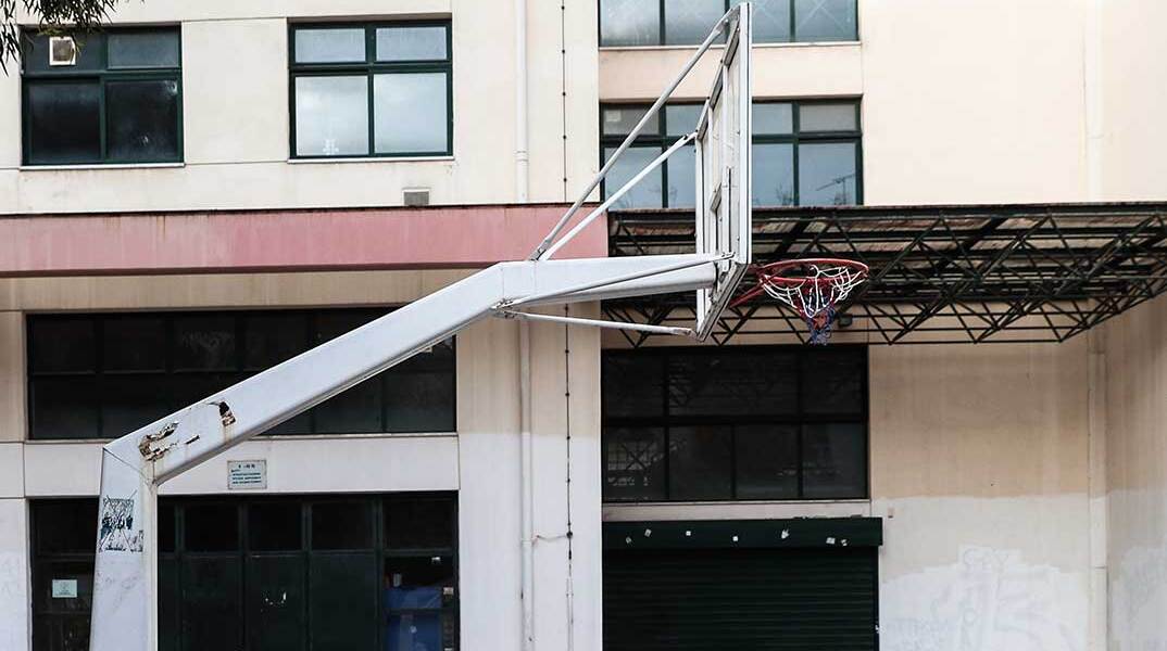 Μπασκέτα στον προαύλιο χώρο σχολείου στην Αθήνα
