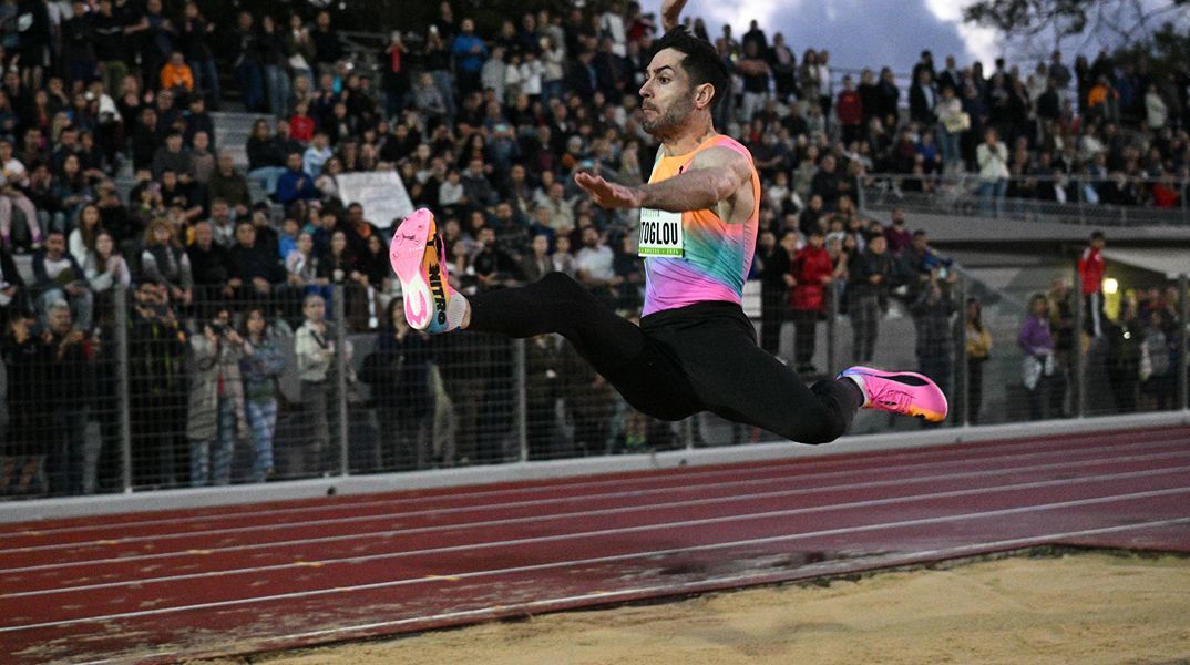 Με εκπληκτικό άλμα στα 8,52 μ. ο Μίλτος Τεντόγλου κάνει την καλύτερη φετινή επίδοση στον κόσμο