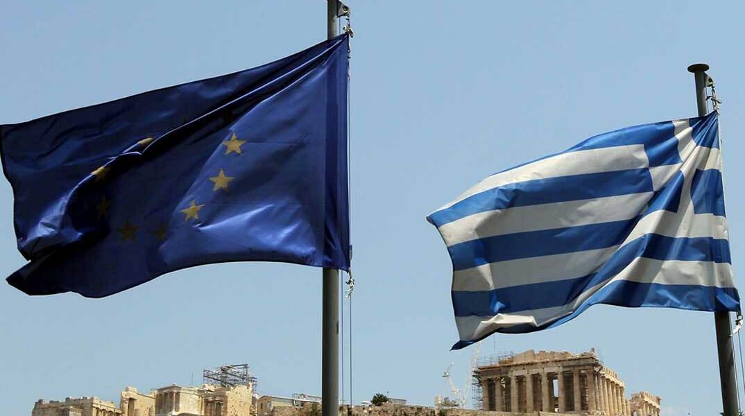 Σημαίες της ΕΕ και της Ελλάδας με φόντο την Ακρόπολη