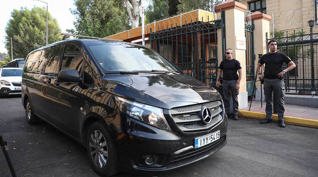 Οι συλληφθέντες για τον εμπρησμό στη Marfin μεταφέρονται στην Ευελπίδων