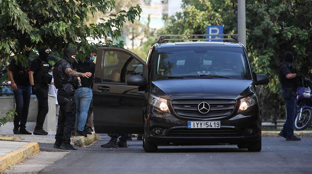 Οι συλληφθέντες για τον εμπρησμό στη Marfin οδηγούνται στην Ευελπίδων