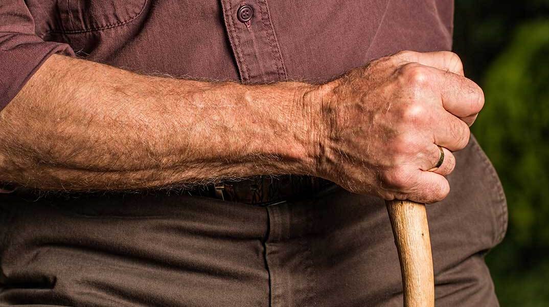 Ηλικιωμένος κρατά στο χέρι μαγκούρα