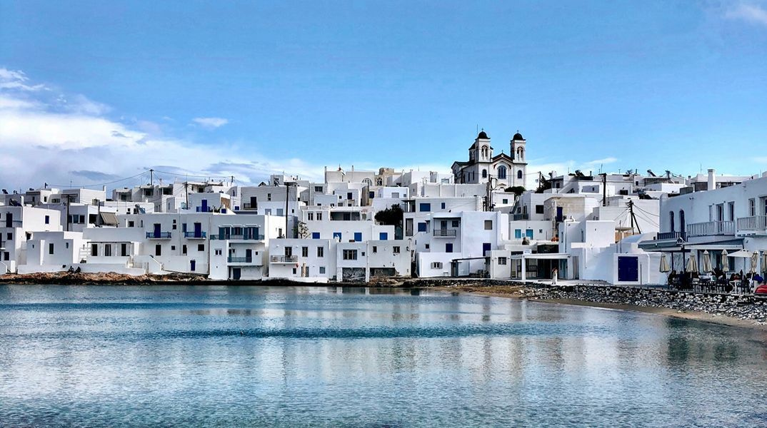 Η Πάρος μαγνητίζει τα βλέμματα με την μοναδική αρχιτεκτονική και τις μαγευτικές της παραλίες