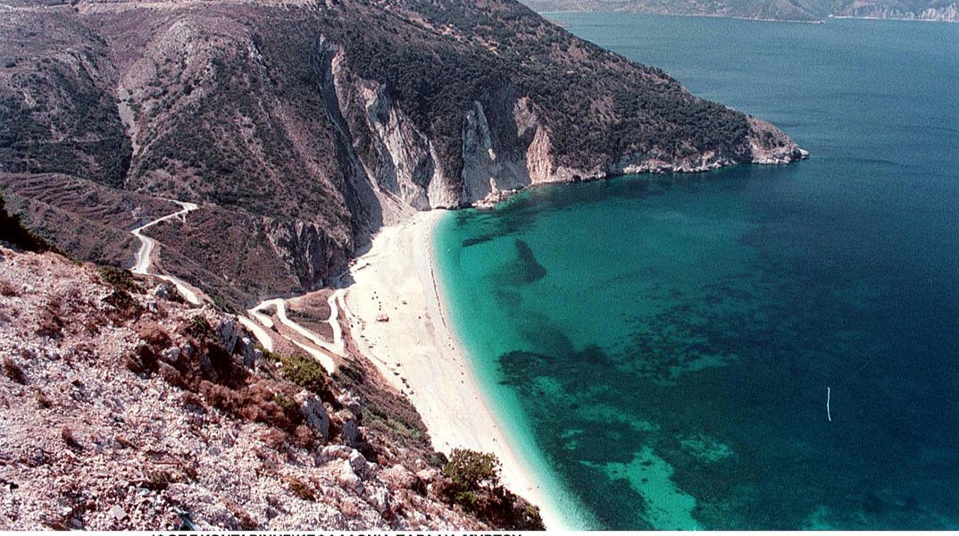 Πτώσεις βράχων στις παραλίες: Πότε αυξάνεται ο κίνδυνος, τι πρέπει να αποφεύγουμε 