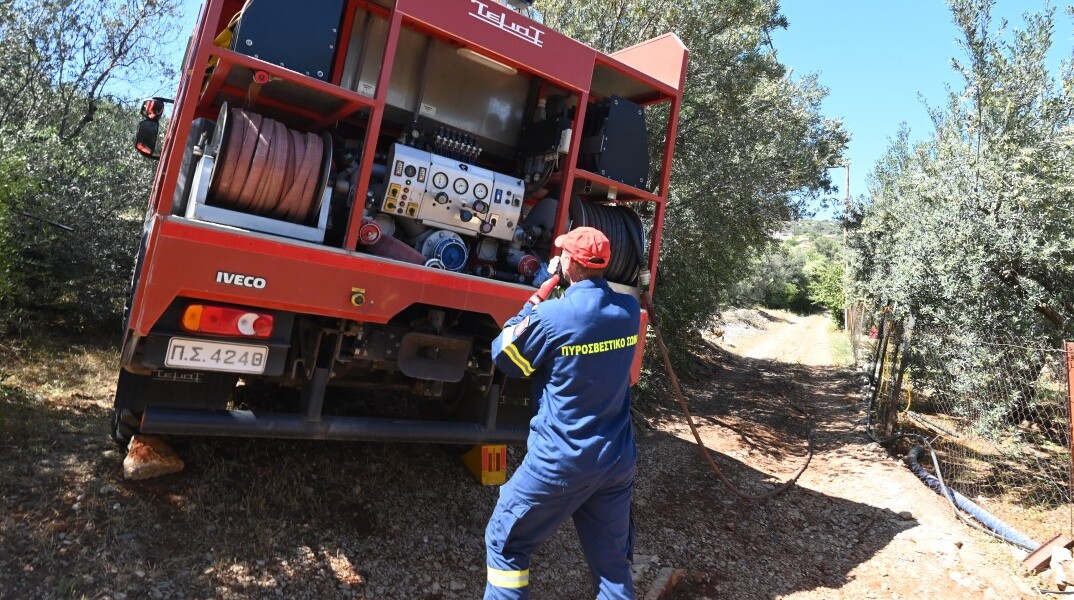 Πυροσβέστης σε δασική πυρκαγιά
