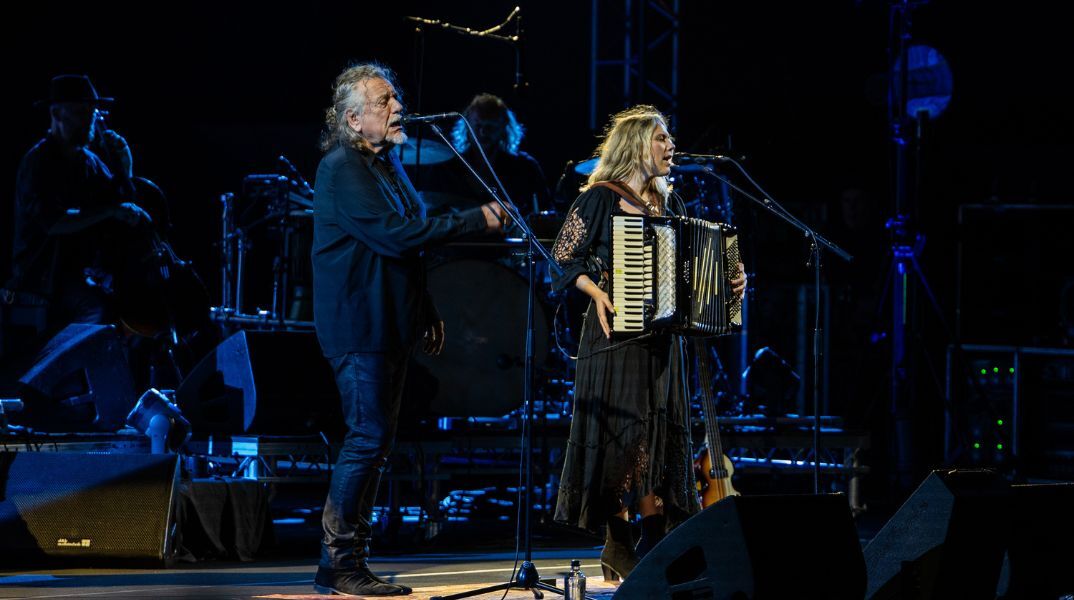 Ο Ρόμπερτ Πλαντ άνοιξε θριαμβευτικά το Sani Festival 2026, χαρίζοντας μια ατμοσφαιρική συναυλία στο κατάμεστο φυσικό αμφιθέατρο της Χαλκιδικής.