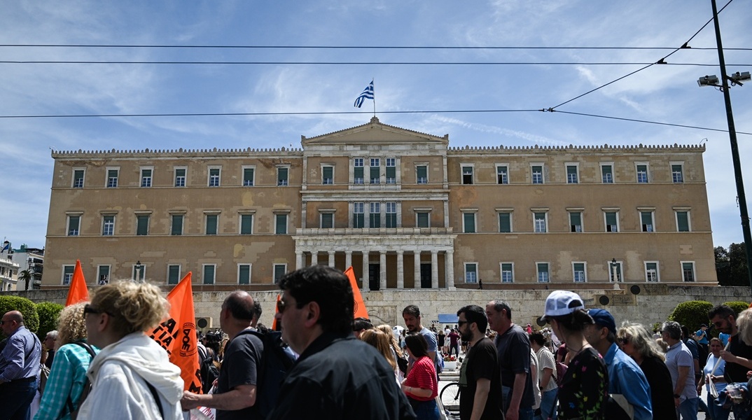 Στιγμιότυπο από κινητοποίηση της ΑΔΕΔΥ μπροστά από τη Βουλή