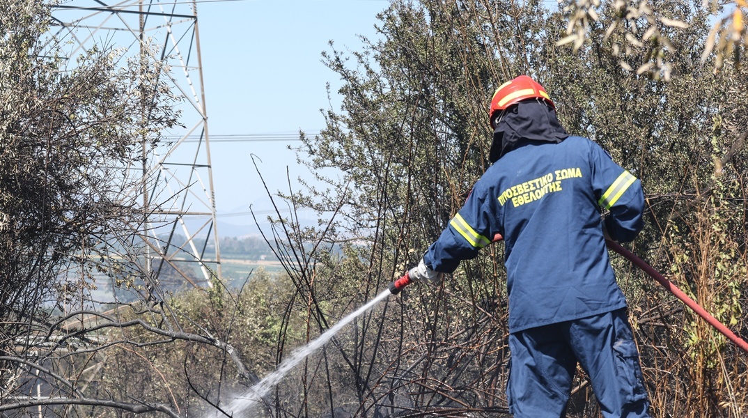 Πυροσβέστης κατά τη διάρκεια κατάσβεσης φωτιάς