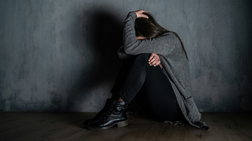 Ηράκλειο: 65χρονος ξυλοκόπησε την 28χρονη σύντροφό του σε live μετάδοση και μπρστά στη 16χρονη κόρη του