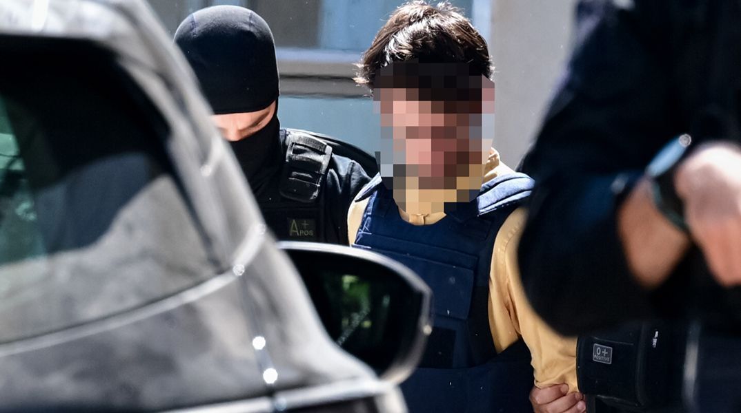 Έφτασαν στην Ευελπίδων οι δύο κατηγορούμενοι για τον εμπρησμό της Marfin