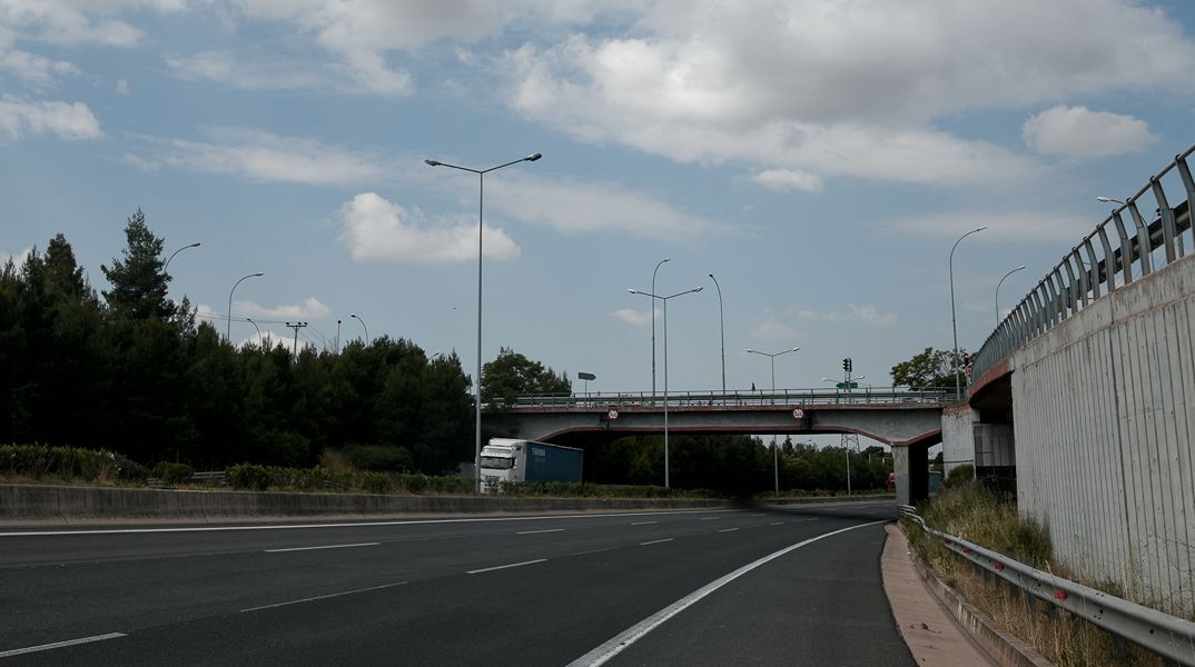 Φωτιά σε αυτοκίνητο στον παράδρομο της Εθνικής στο ύψος του Αγίου Στεφάνου