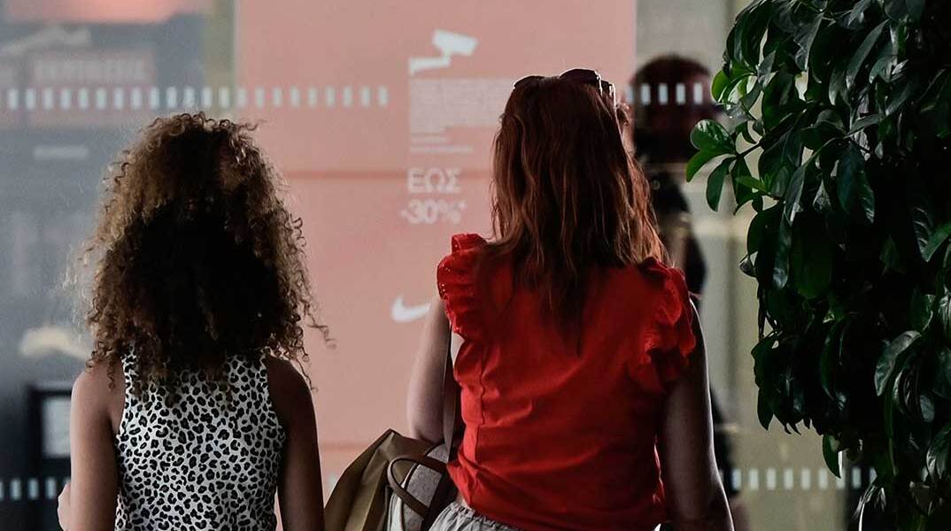 Γυναίκες έξω από ανοιχτά καταστήματα στις θερινές εκπτώσεις 2026